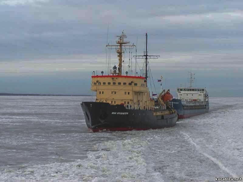 Ледокол Иван Крузенштерн осуществляет проводку судна в Финском заливе
